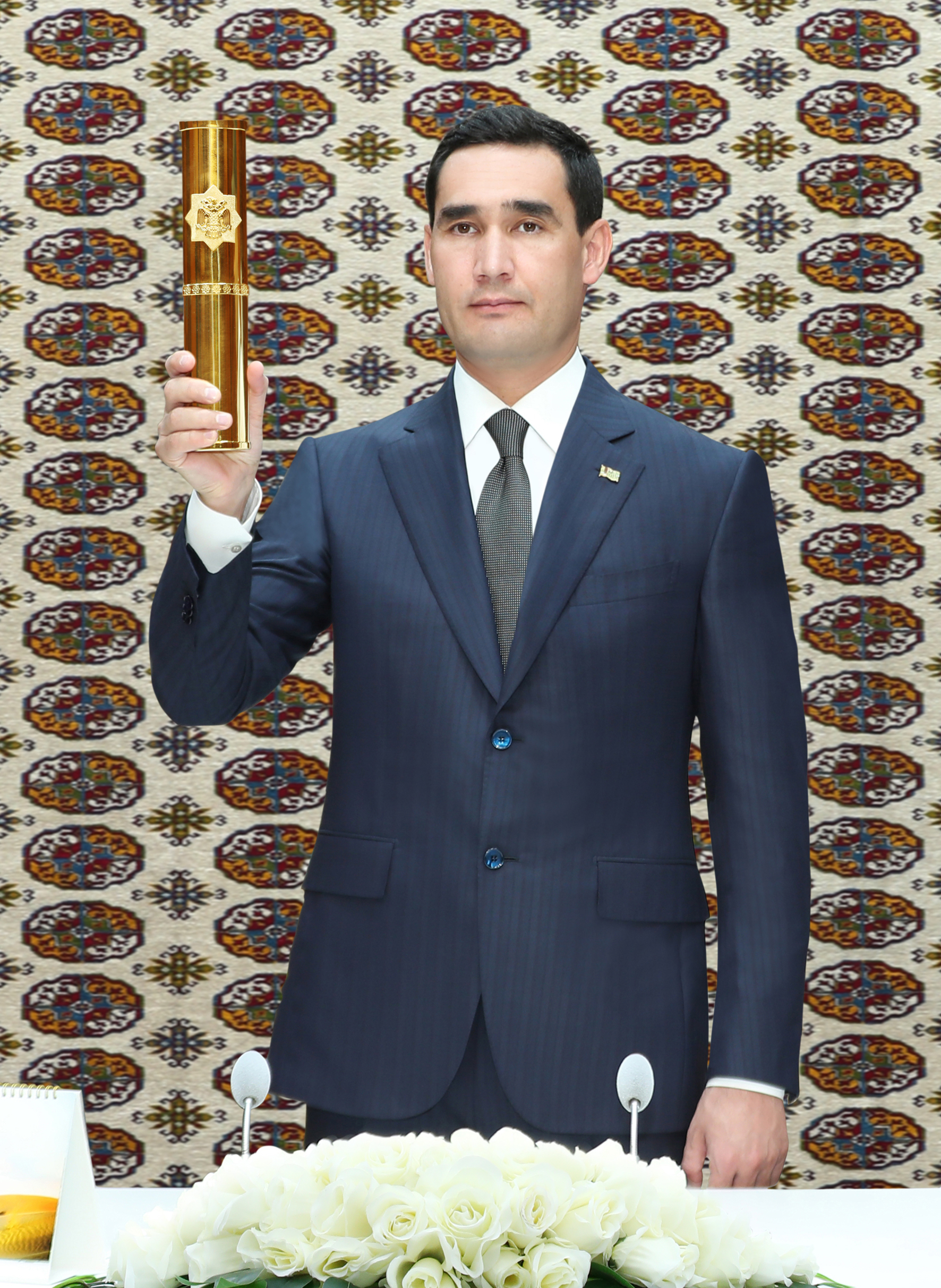 Türkmenistanyň Prezidenti Garabogazköl aýlagynyň üstünden geçýän täze awtomobil köprüsiniň düýbüni tutmak dabarasyna gatnaşdy